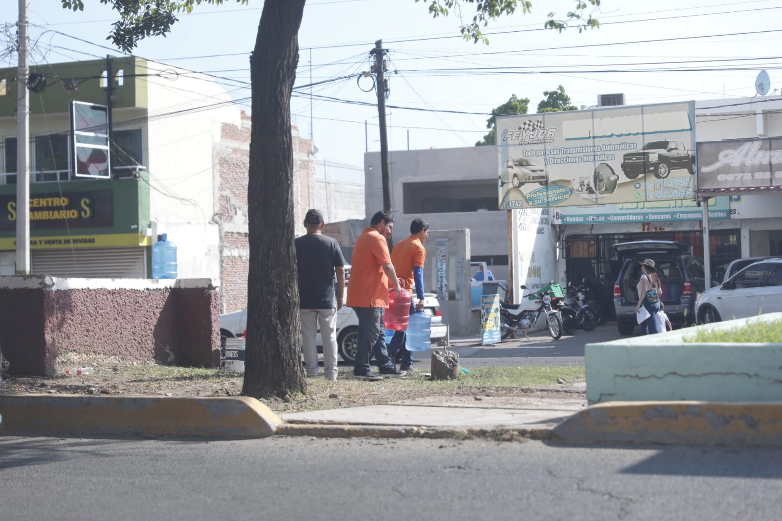 Ante el desespero por la falta de agua en Culiacán, ciudadanos llenan garrafones en tomas públicas