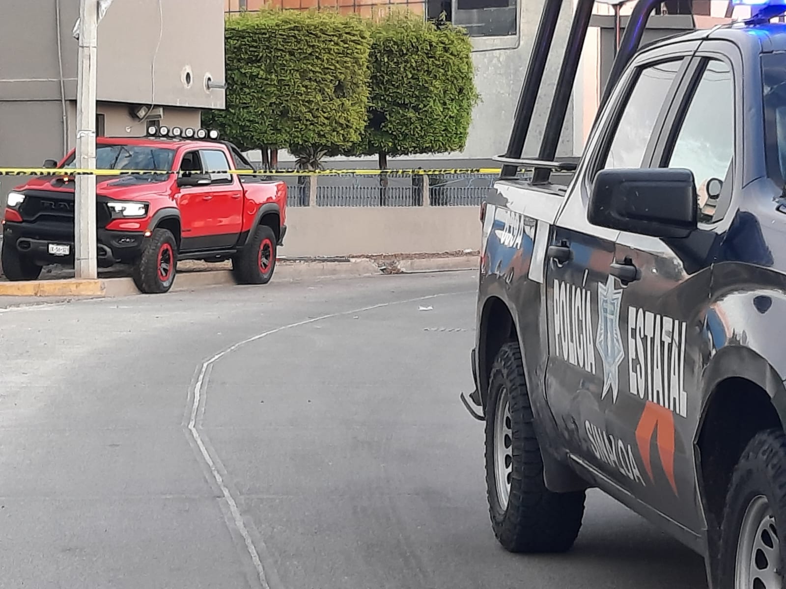Asesinan a balazos al conductor de una camioneta RAM TRX en Culiacán