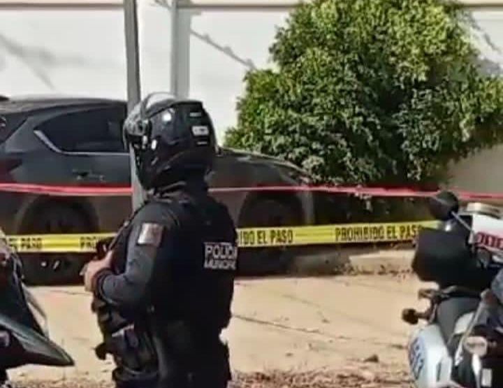 Atentado a balazos frente a la escuela SEBEC en Culiacán deja una persona sin vida