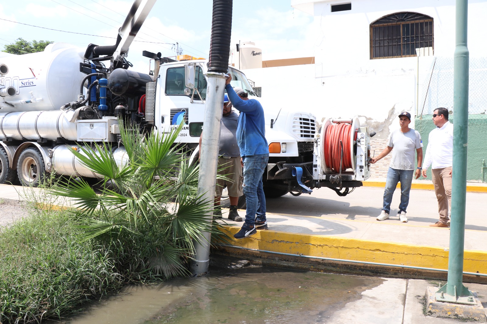 Atiende Jumapam a Villa Unión con diferentes acciones tras las pasadas lluvias