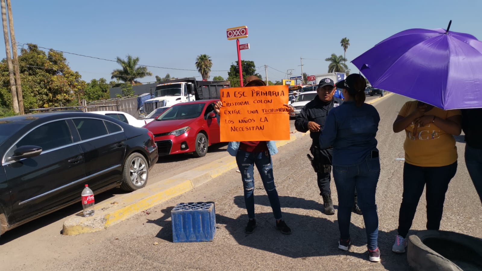 Bloquean la carretera Mochis-El Fuerte en exigencia de una techumbre para la escuela del ejido Taxtes