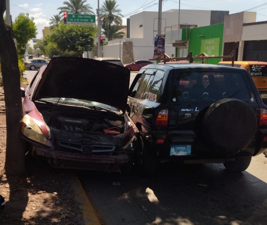 Conductora pierde el control del volante y provoca accidente en el sector Las Delicias en Los Mochis