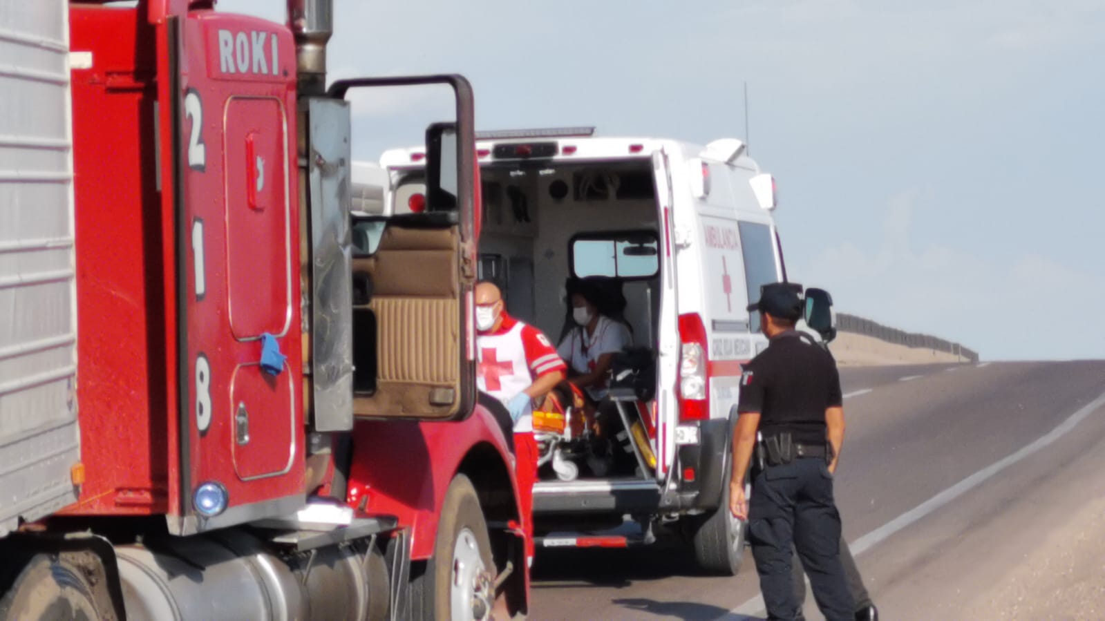 Operador de un tráiler sufre preinfarto cuando manejaba por la México 15 en Los Mochis; paramédicos logran reanimarlo