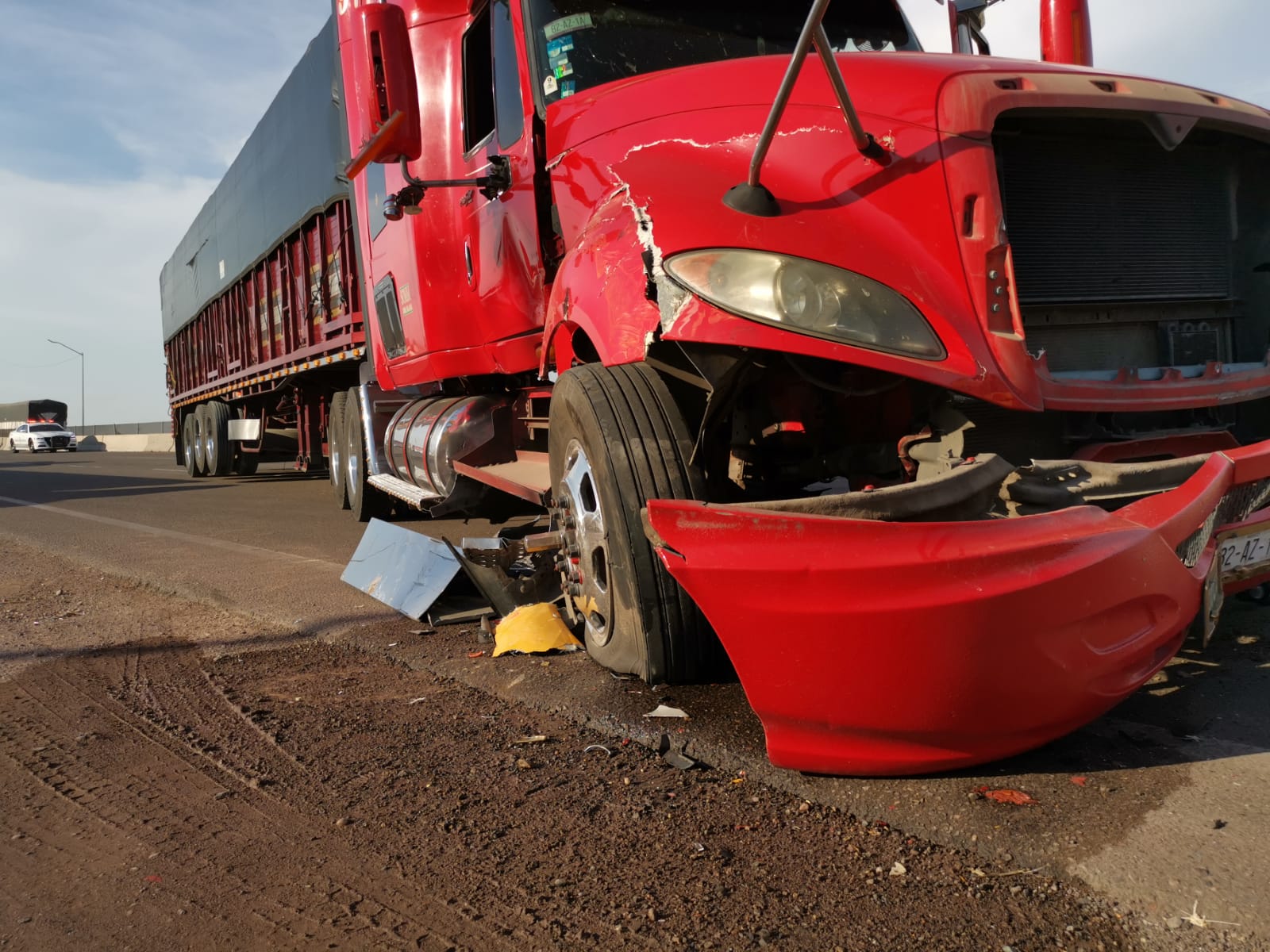 Choque entre autobús de pasajeros y tráiler en la carretera deja tres lesionados en Los Mochis
