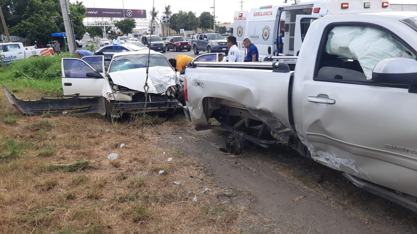 Fuerte choque entre dos unidades sobre la calzada Aeropuerto, en Culiacán, deja un joven con fractura de pierna