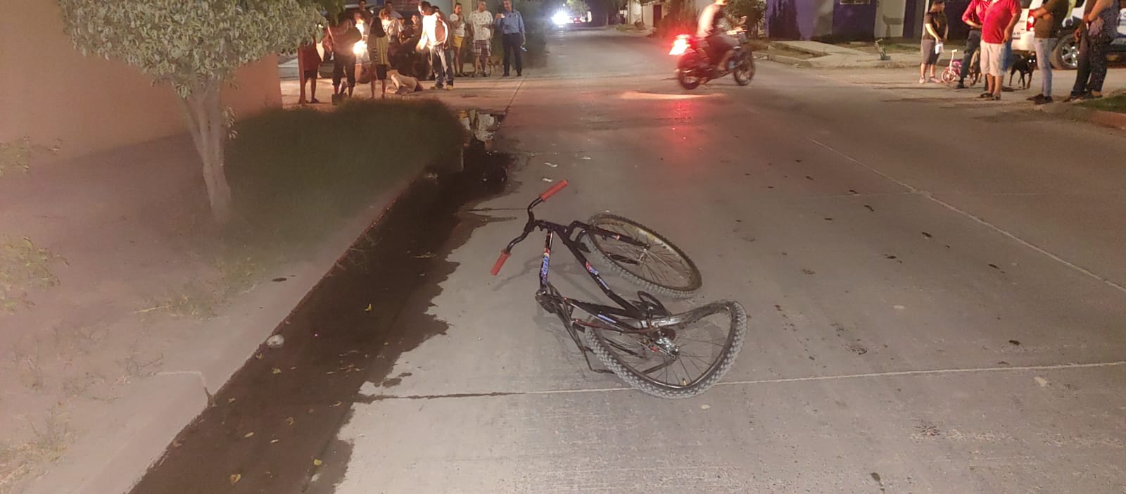 Ciclista menor de edad es atropellado por un vehículo y lo deja lesionado, en Guasave