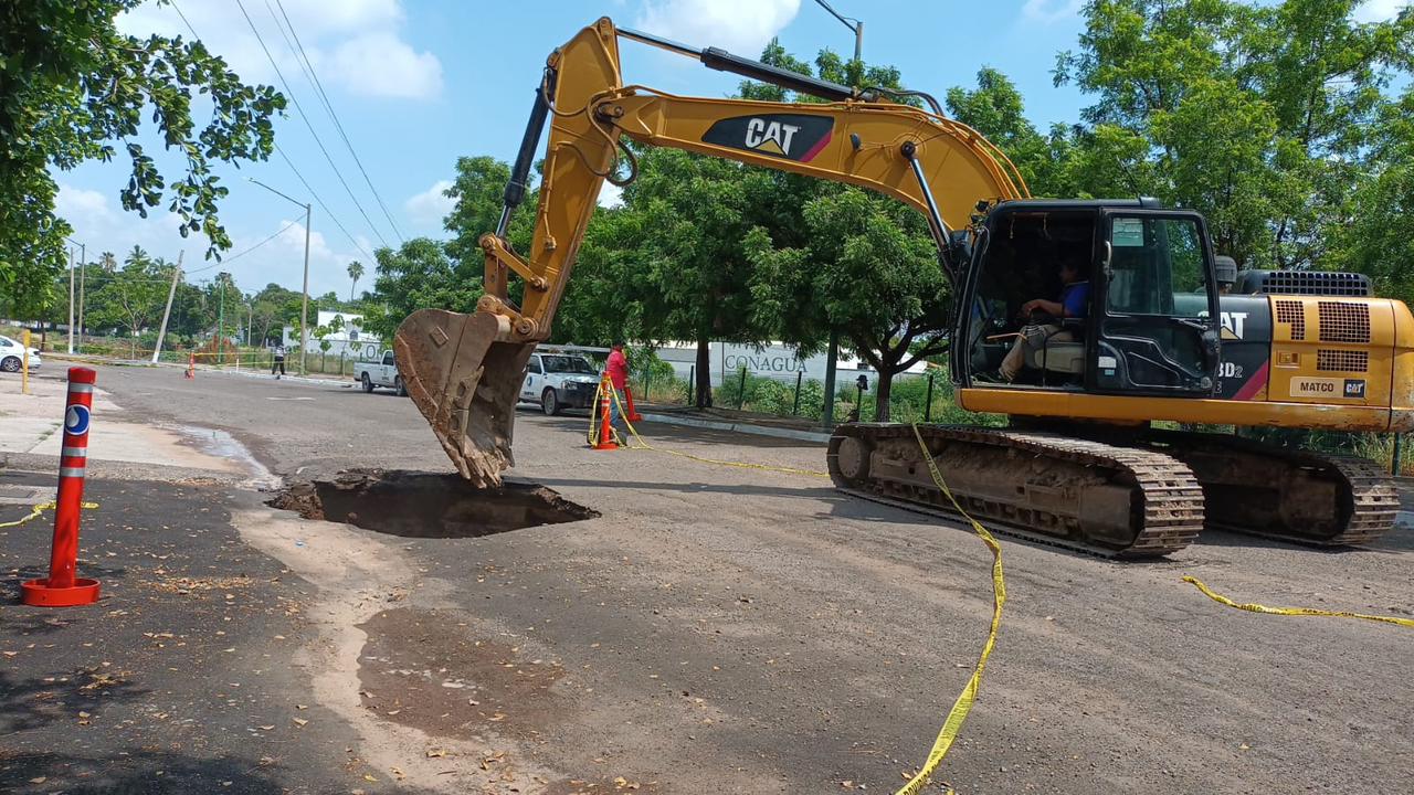 Se abre socavón en el tramo del Eje Federalismo en Culiacán sobre el emisor Rubí; cierran vialidad