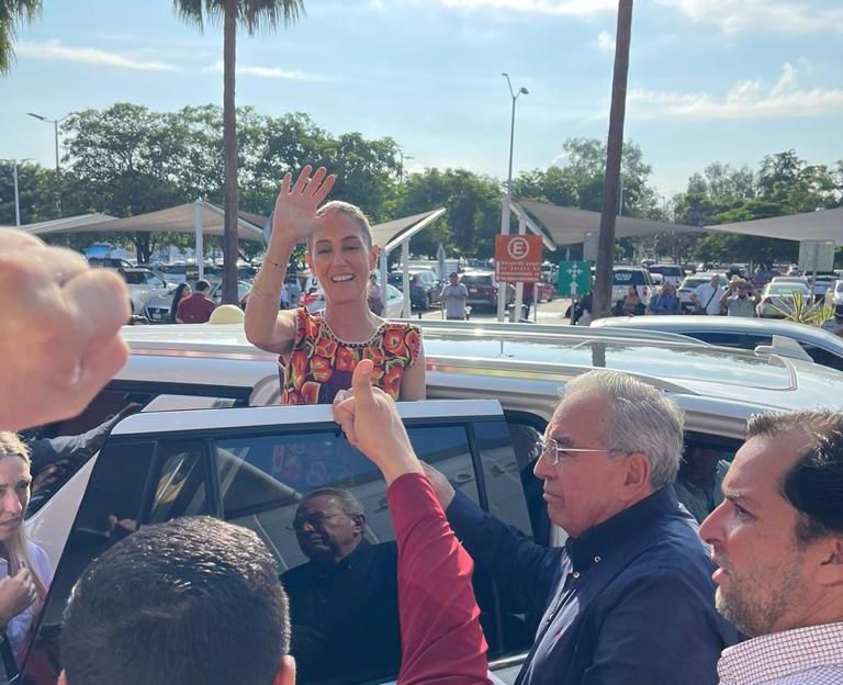 ¡Con norteño y banda! Reciben a Claudia Sheinbaum en el Aeropuerto de Culiacán