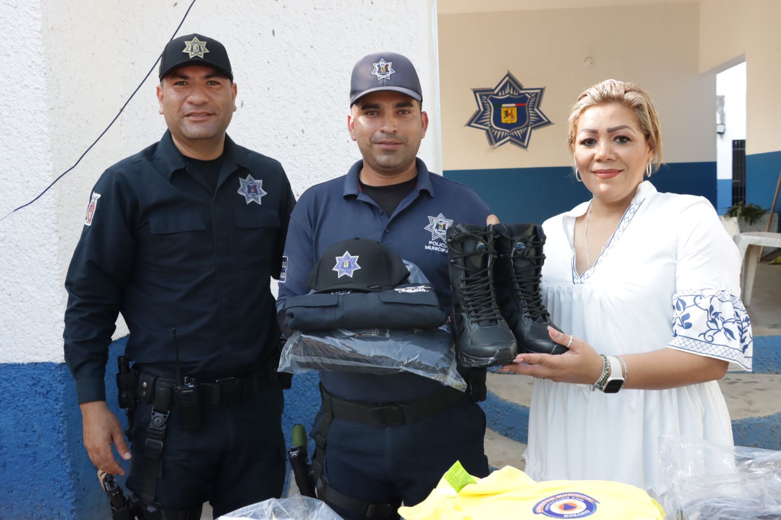 Previo al Día de su Virgen, en Rosario ‘ponen guapos’ a los policías para motivarles