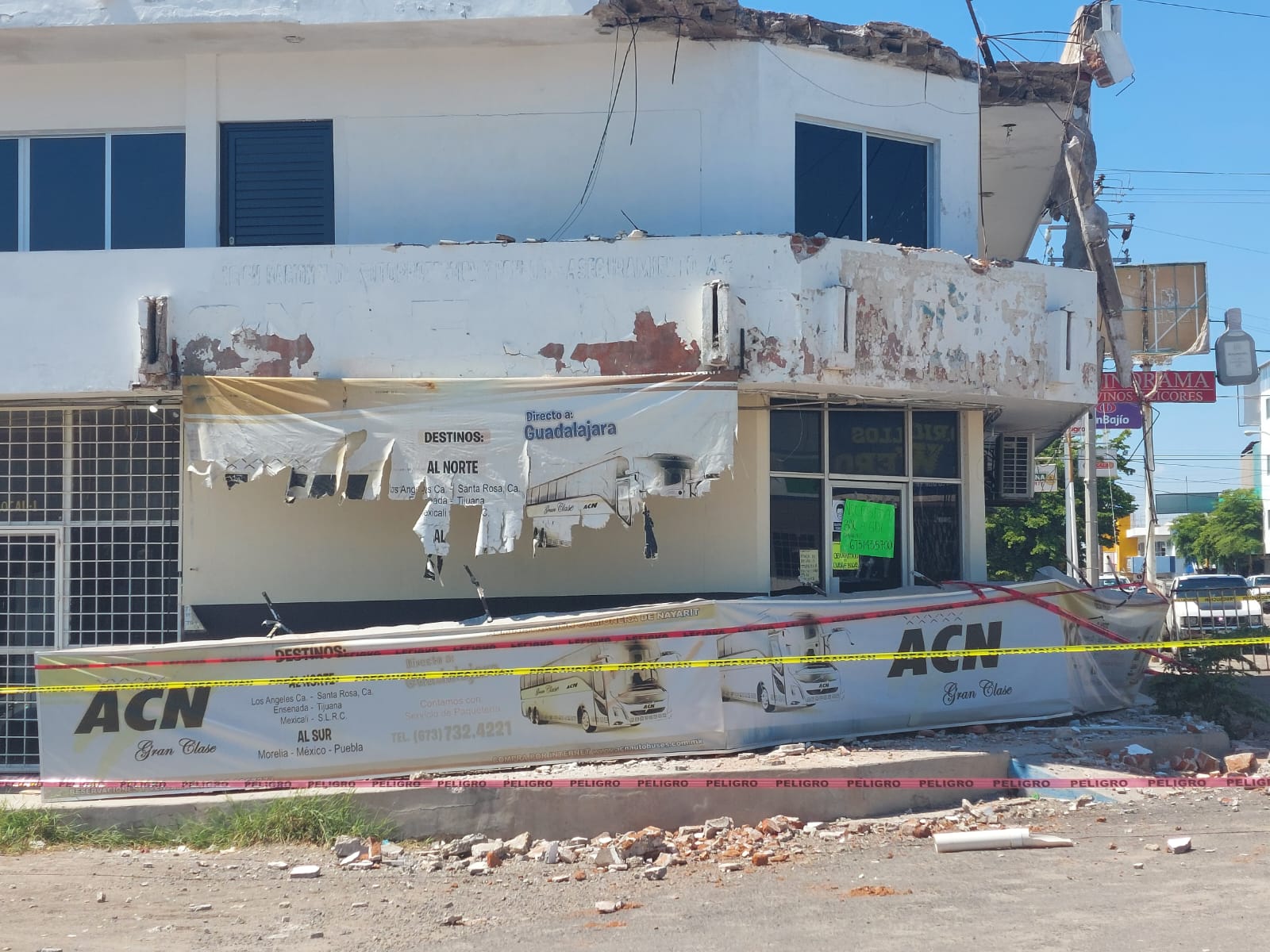 Colapsa marquesina de un edificio en Guamúchil; Protección Civil suspende actividades