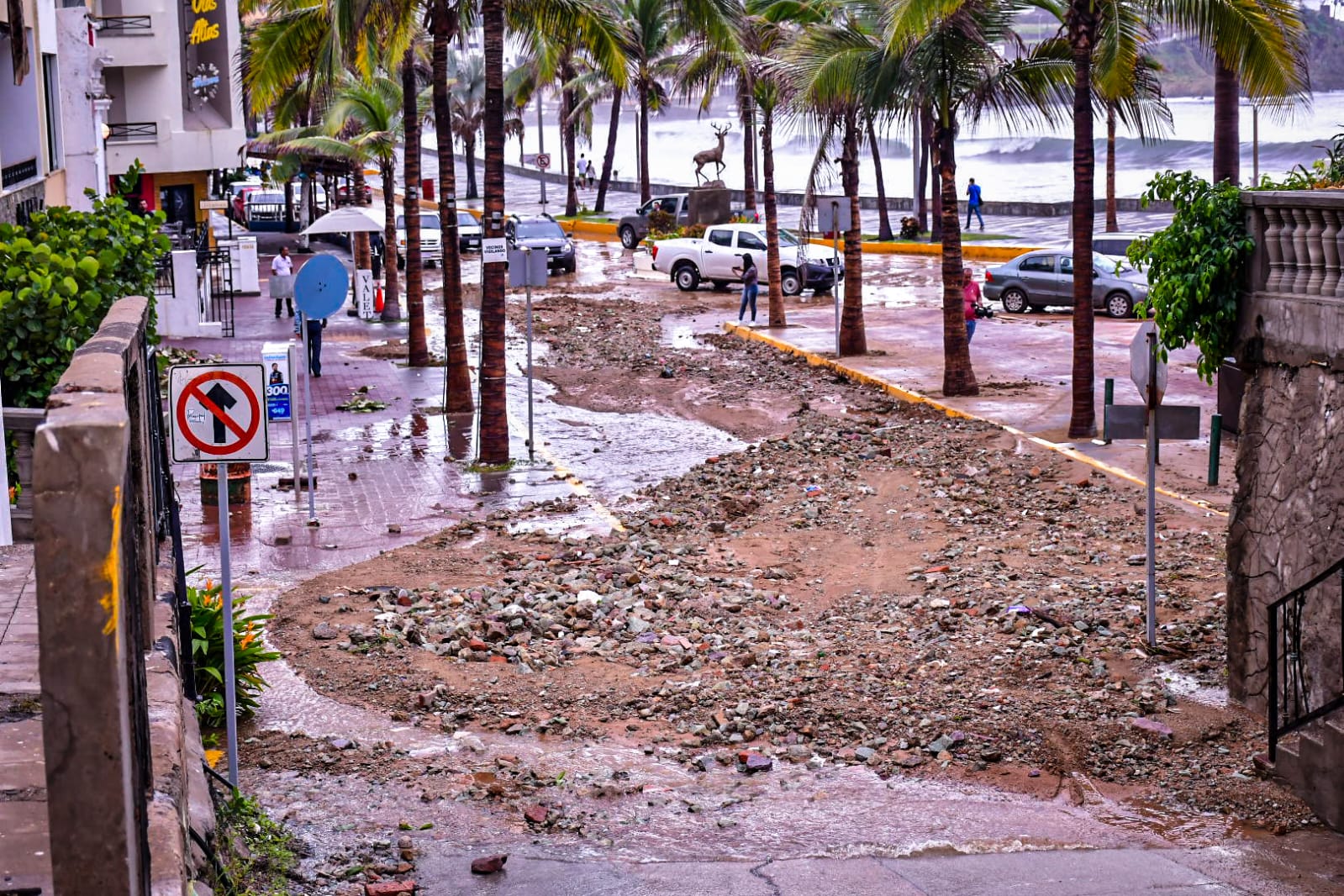 Viviendas inundadas, vehículos varados y diversos deslaves, es el saldo de la fuerte tormenta que azotó en Mazatlán