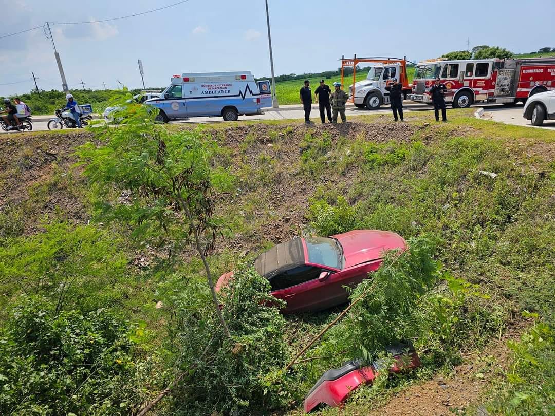 Conductor cae con todo y vehículo a canal pluvial de Mazatlán