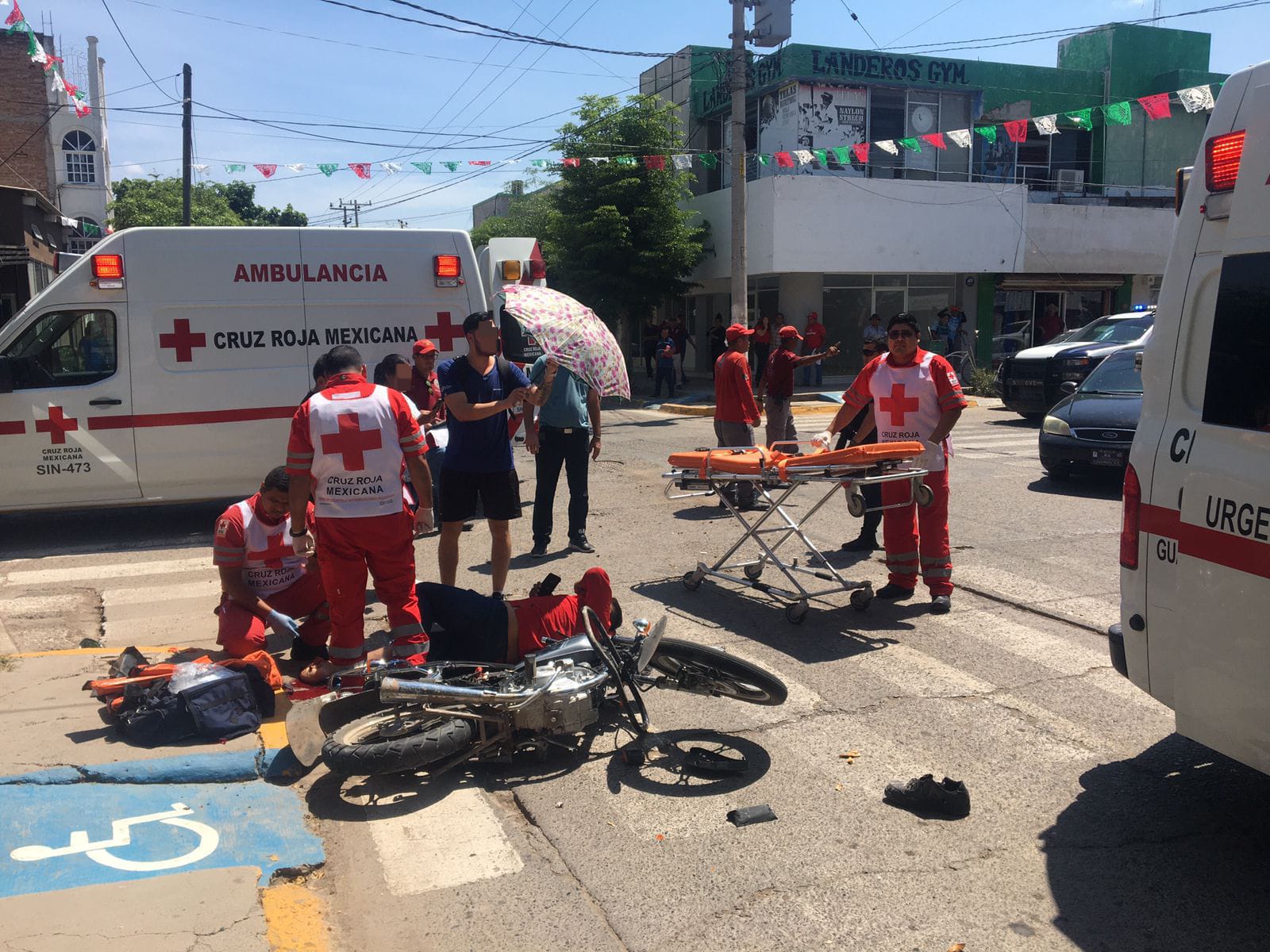 Conductor de pick up atropella a dos jóvenes en moto en el centro de Guasave