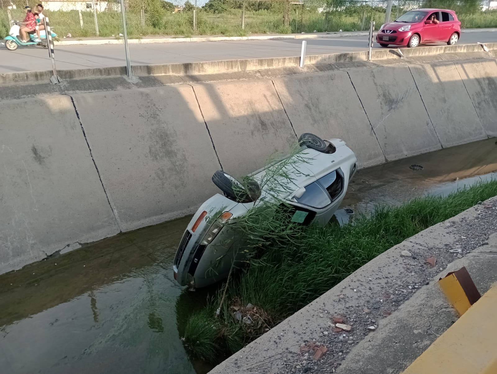 Conductor pierde el control de su automóvil y cae a un canal en Mazatlán