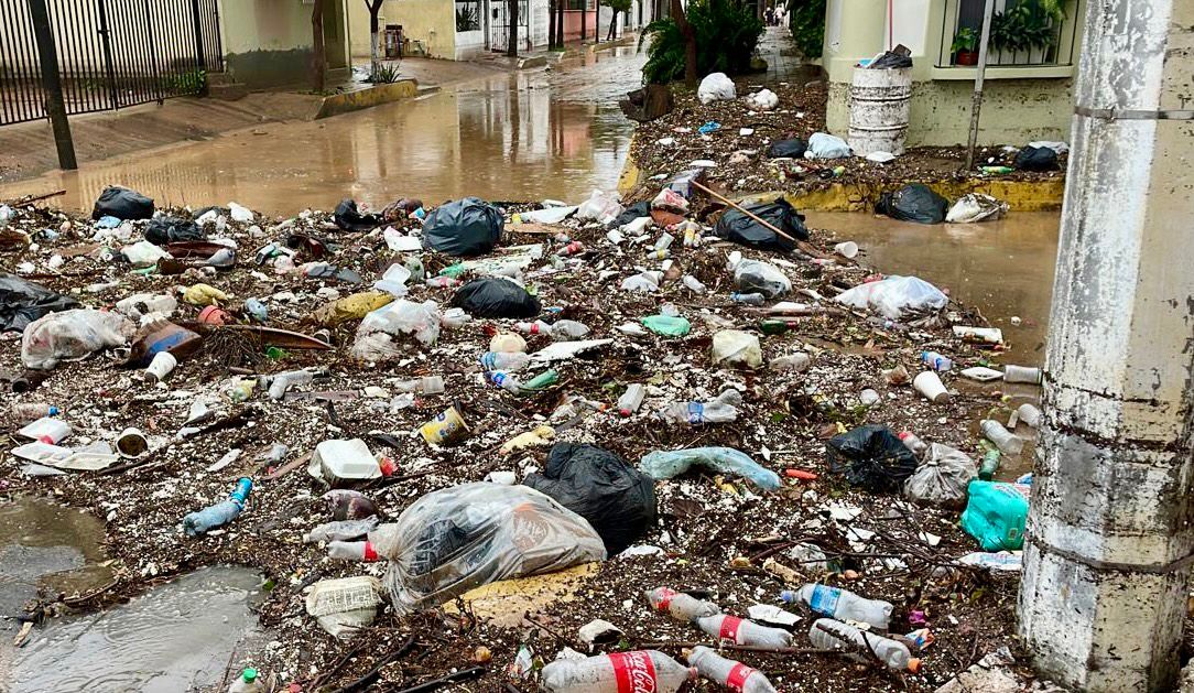 ¿Y por qué se inunda Mazatlán? Cúmulos de basura obstruyen colector Roosevelt provocando inundaciones en el Centro