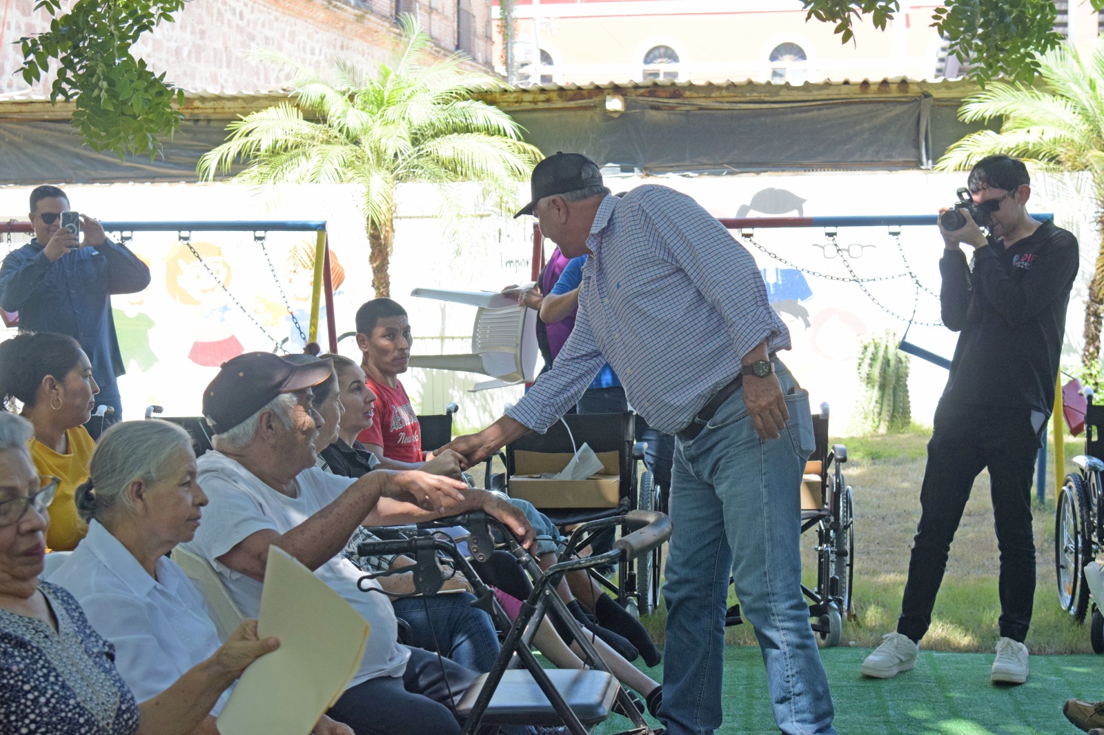 DIF El Fuerte hizo entrega de sillas de ruedas, andaderas y bastones