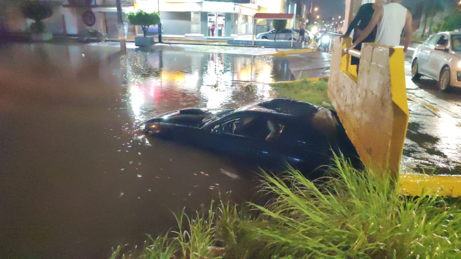 Decenas de automóviles quedan dañados al ser arrastrados por el agua pluvial en Mazatlán
