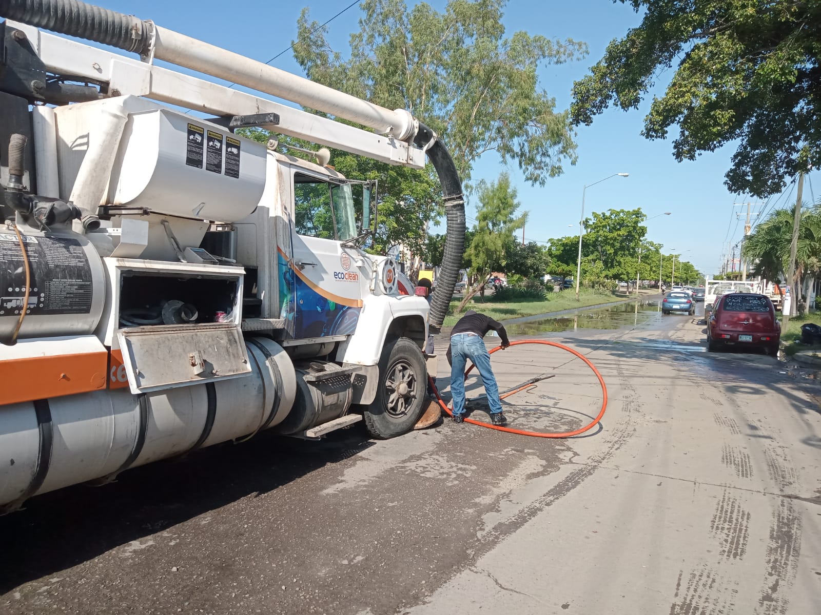 Desazolva Jumapam alcantarillado de la avenida Jacarandas del sector San Joaquín