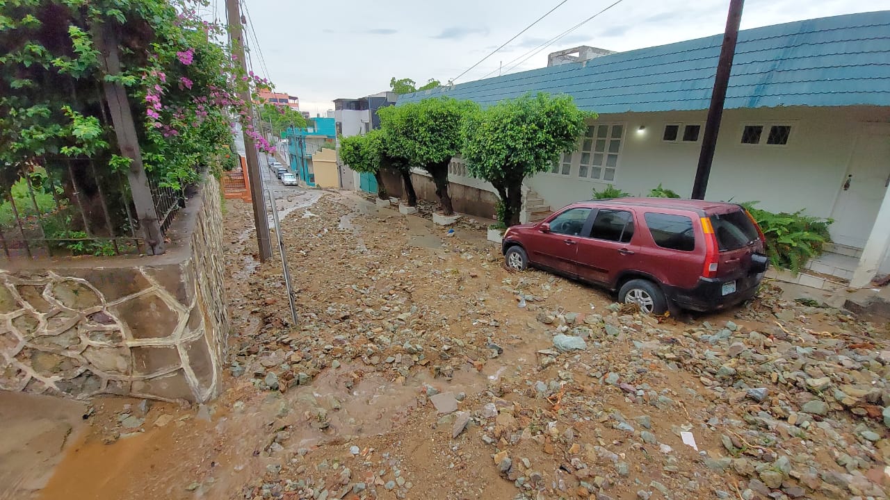 Deslave en Cerro de la Nevería deja serias afectaciones entre vecinos y hasta Olas Altas en Mazatlán