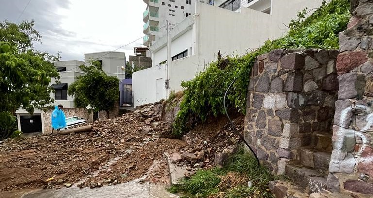 Culpan vecinos de El Cerro de la Nevería a construcción de torre de deslave que afectó sus viviendas; exigen investigación