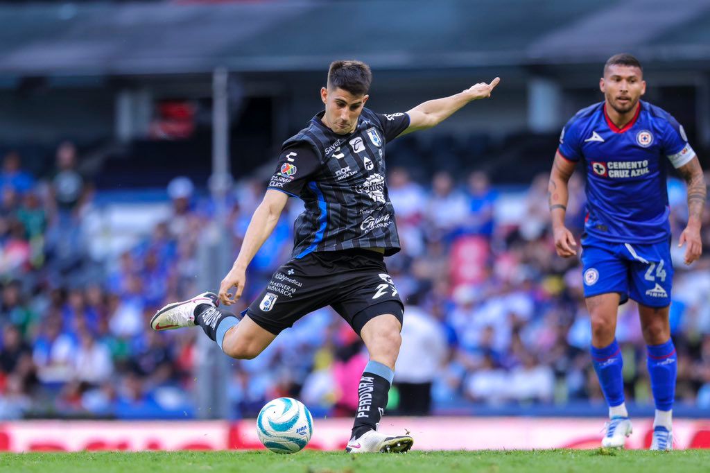 El Querétaro remonta y derrota al Cruz Azul en el estadio Azteca