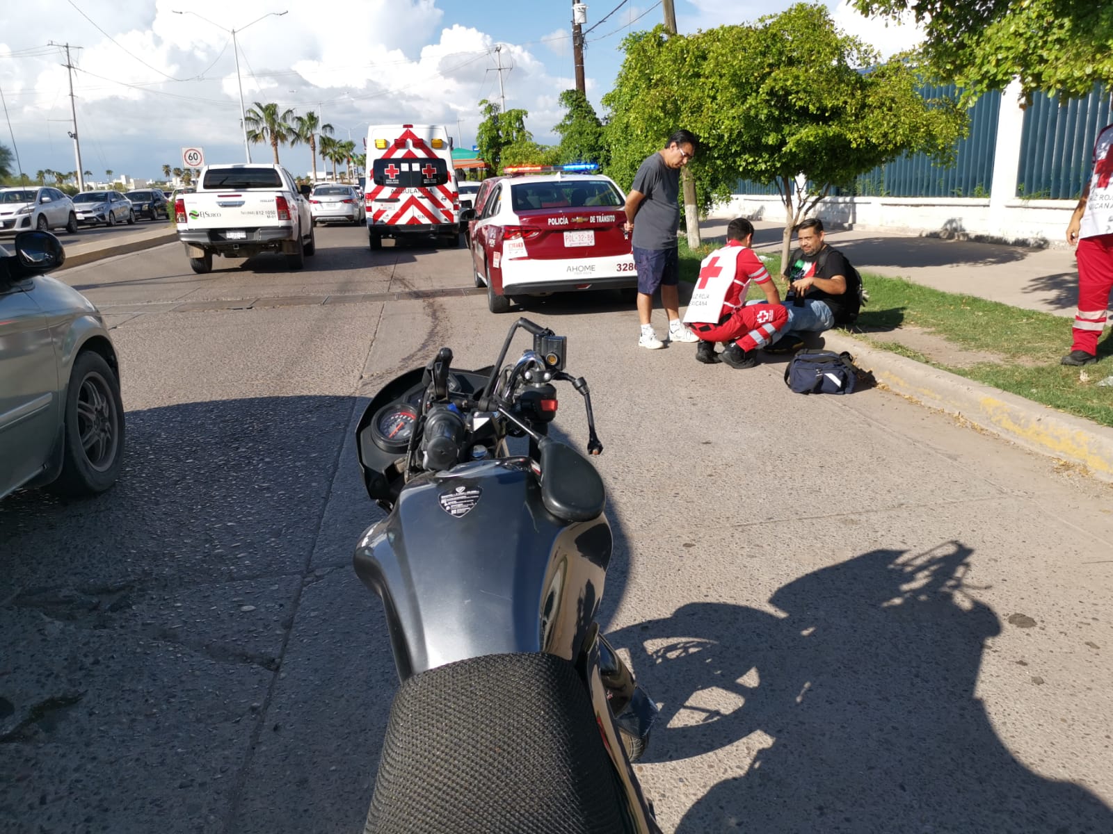 En Los Mochis, motociclista resulta con lesiones al ser embestido por un automovilista
