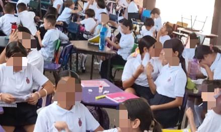 En la Sixto Osuna de Villa Unión improvisan abanicos para poder sortear el calor