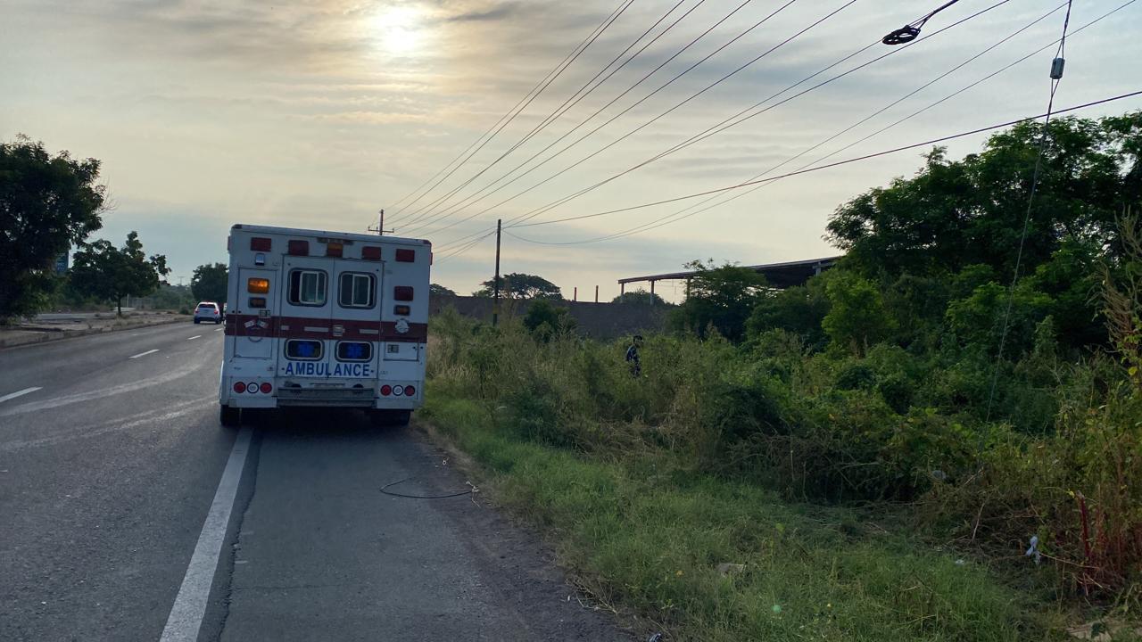 Encuentran a hombre muerto sobre la carretera Internacional, al sur de Mazatlán