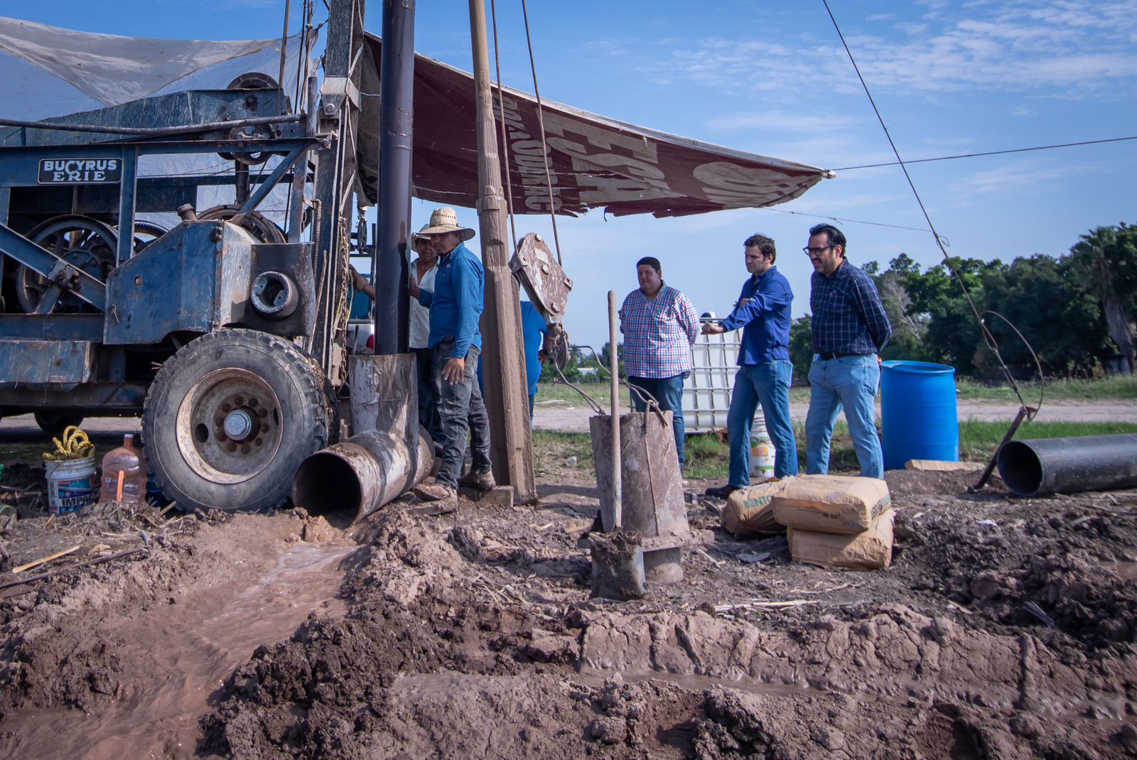¡Encuentran agua en Bachigualatito! Juan de Dios Gámez supervisa excavación de pozo profundo en esa comunidad