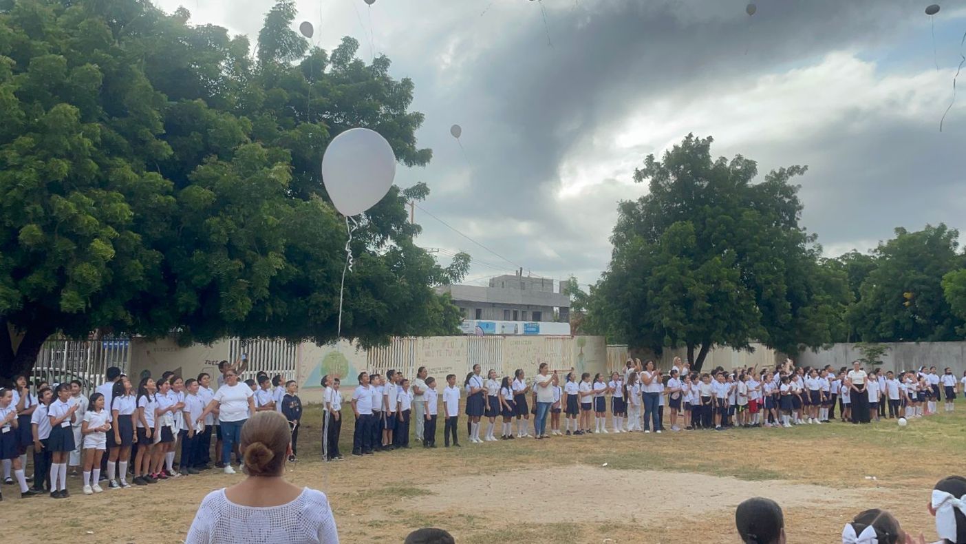 Entre aplausos y globos blancos, dan el último adiós a su intendente, asesinado afuera de escuela de Culiacán