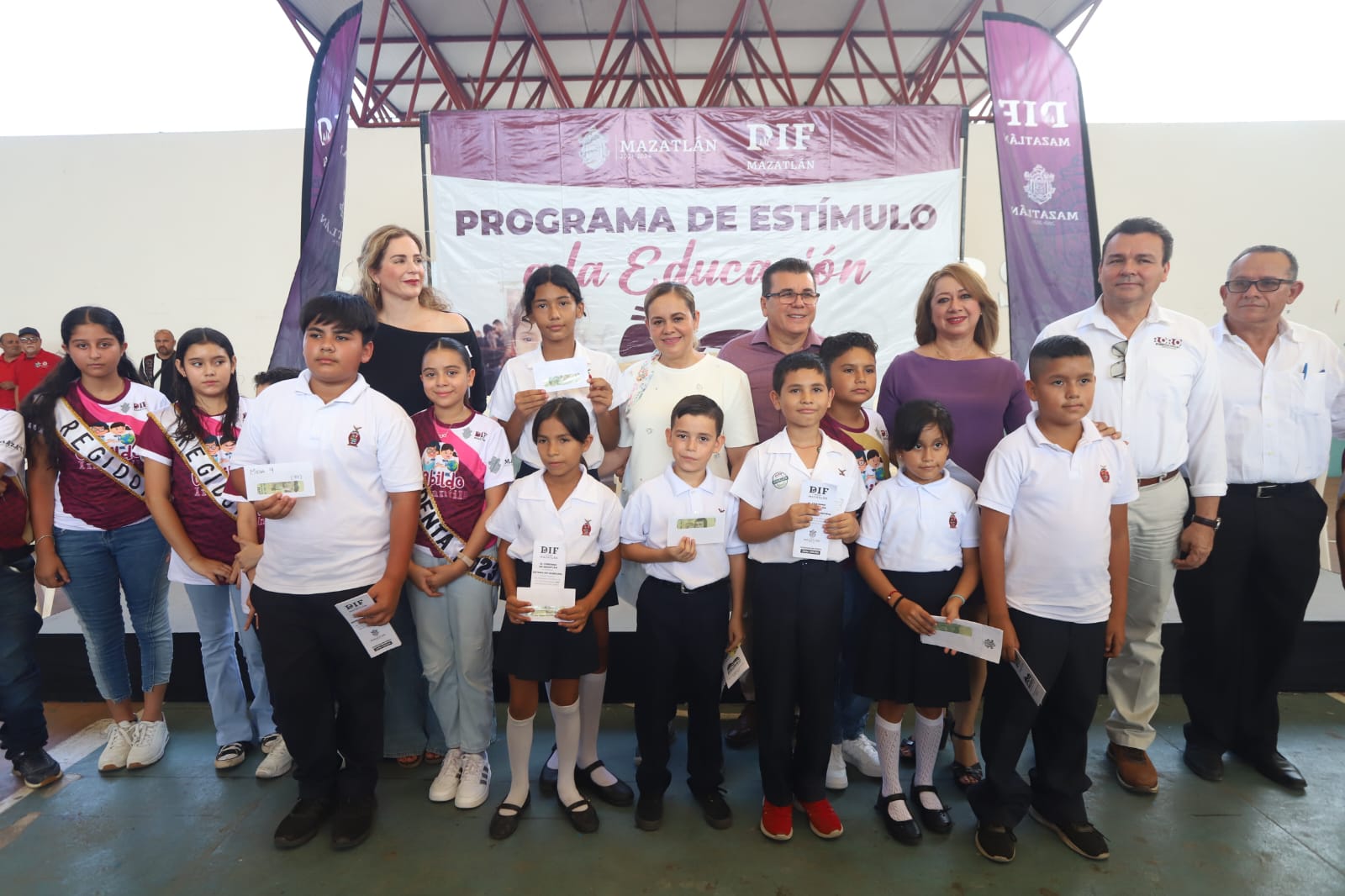 Entregan 1 mdp en becas para estudiantes de primaria, Sistema DIF y el Gobierno de Mazatlán
