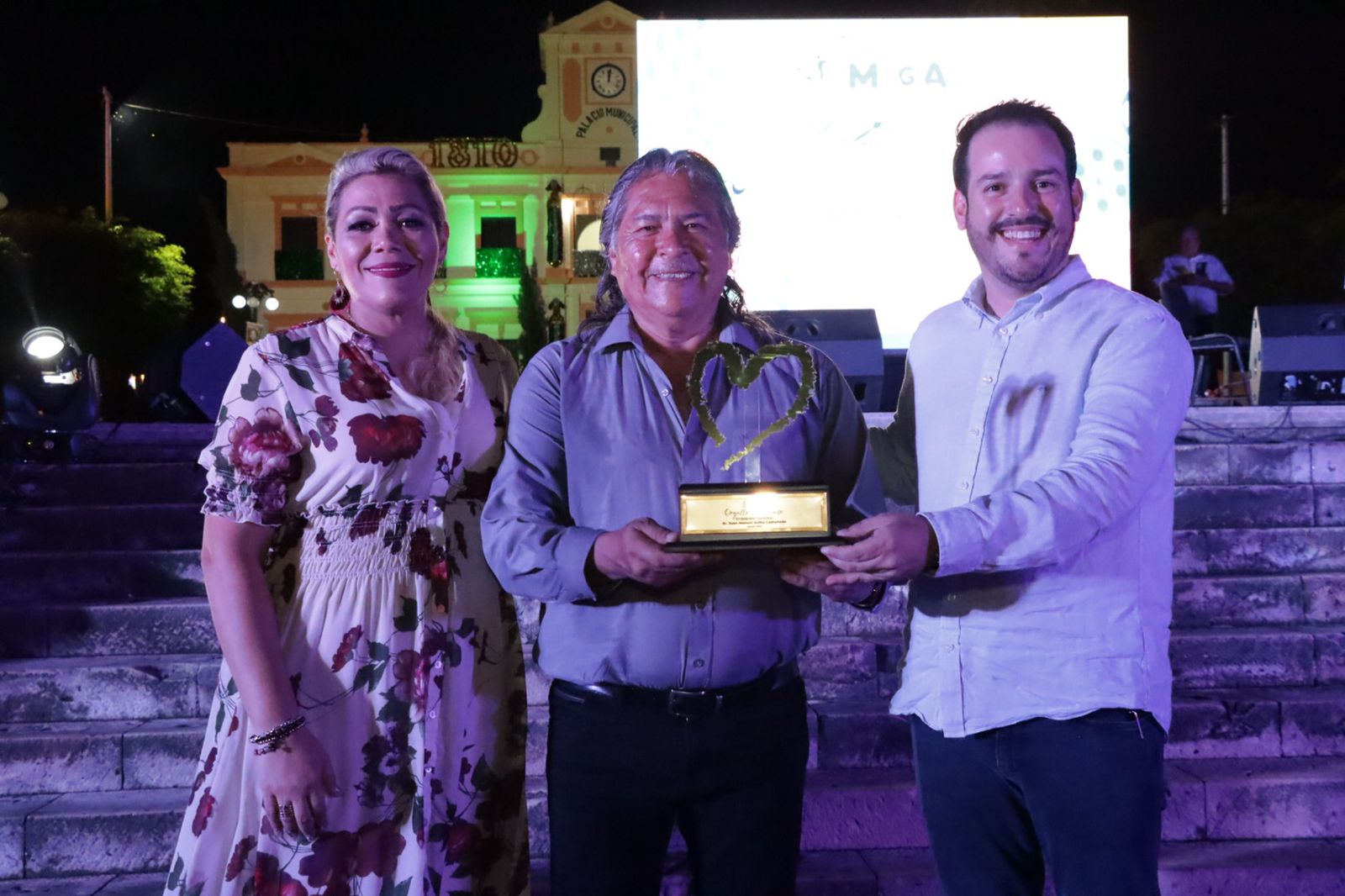 Es Juan Manuel Aviña Castañeda, pintor rosarense acreedor al Premio Orgullo Sinaloense