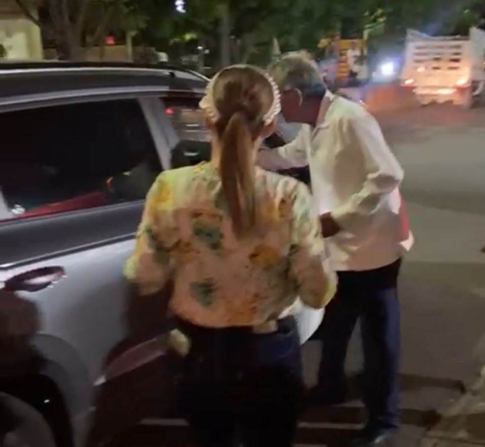 Con una sonrisa de oreja a oreja, Estrada Ferreiro hace proselitismo; el miércoles se resuelve si regresa o no a la alcaldía