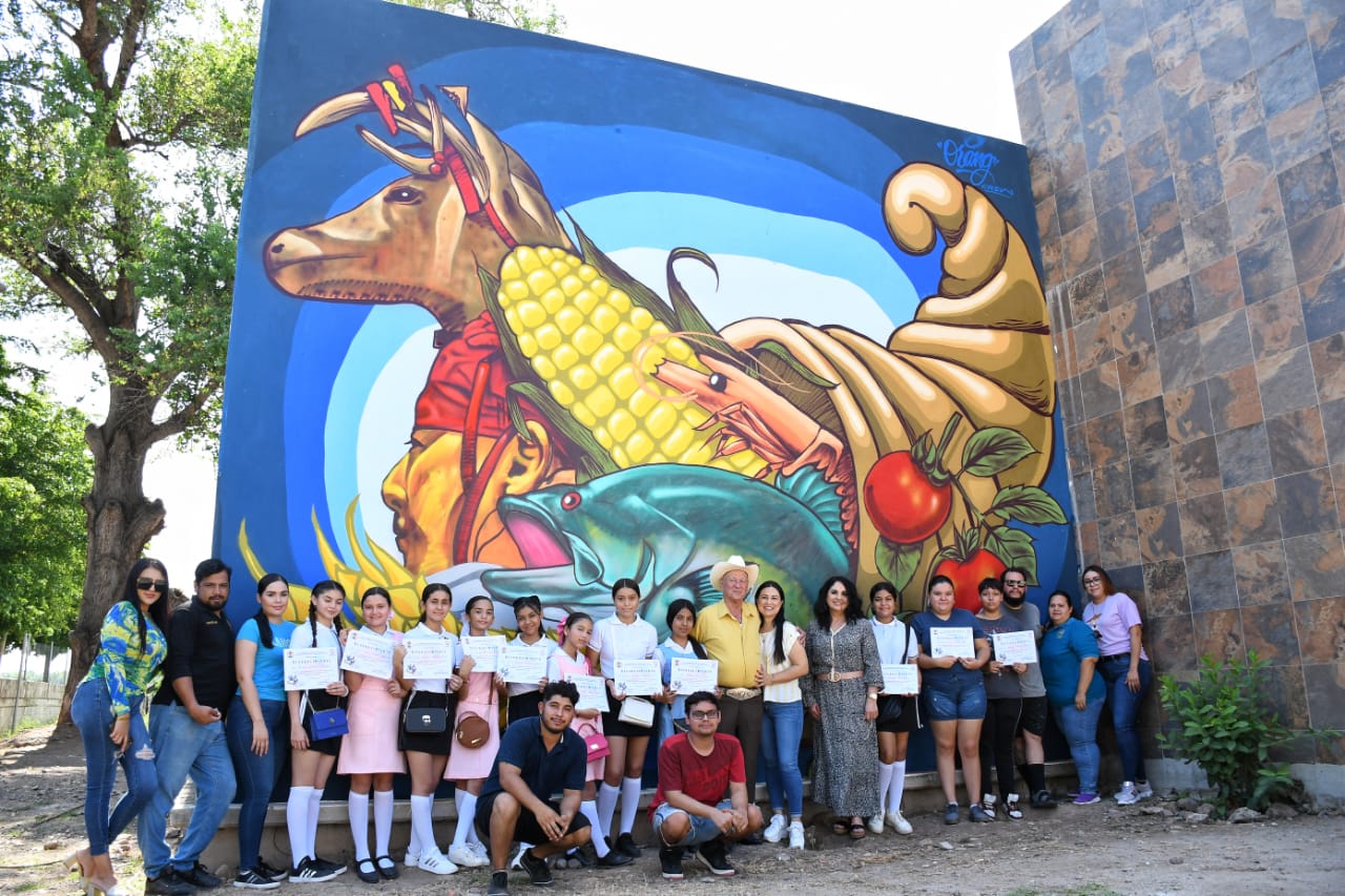 Estudiantes y ciudadanos realizan mural en el Recinto Histórico de Angostura