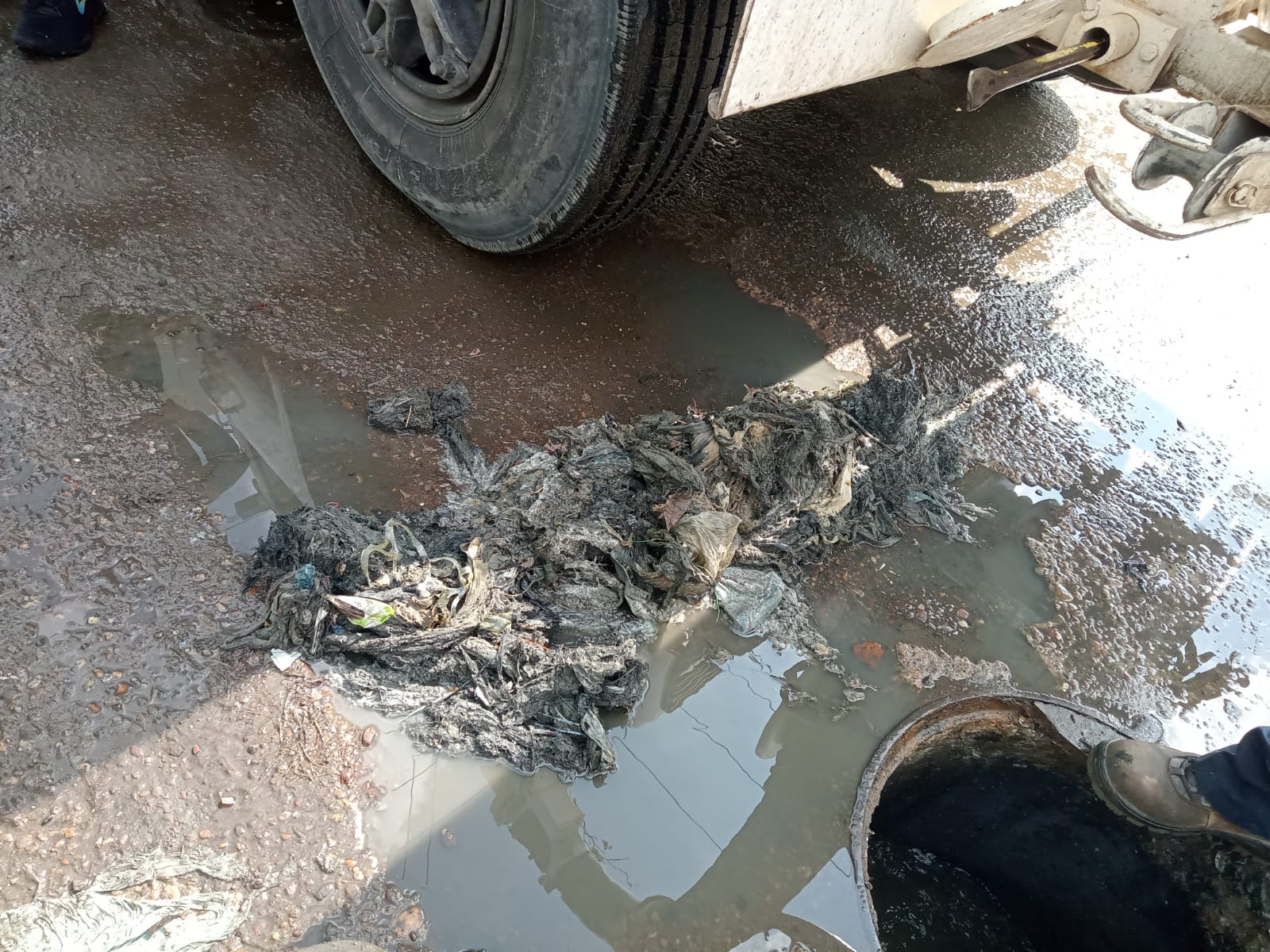 Extrae Jumapam trapos, toallas y hasta trapeadores en una línea de drenaje en Villa Verde