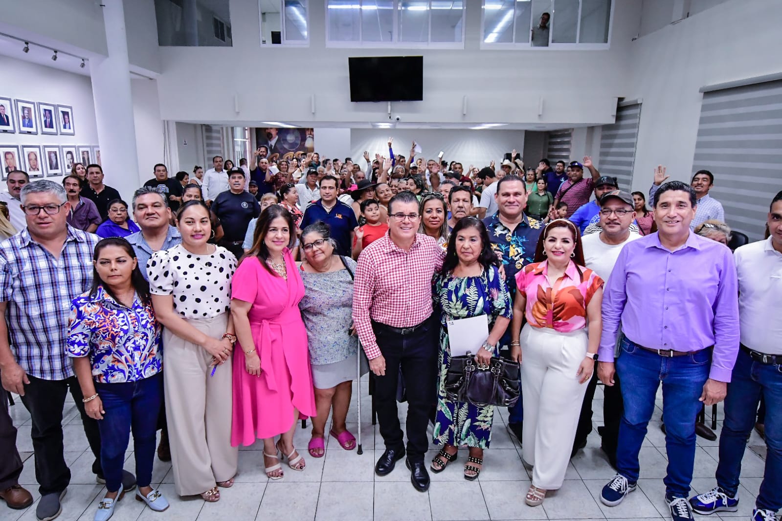 Familias mazatlecas tiene certeza jurídica con la entrega de escrituras del programa ‘Tu Hogar Seguro’