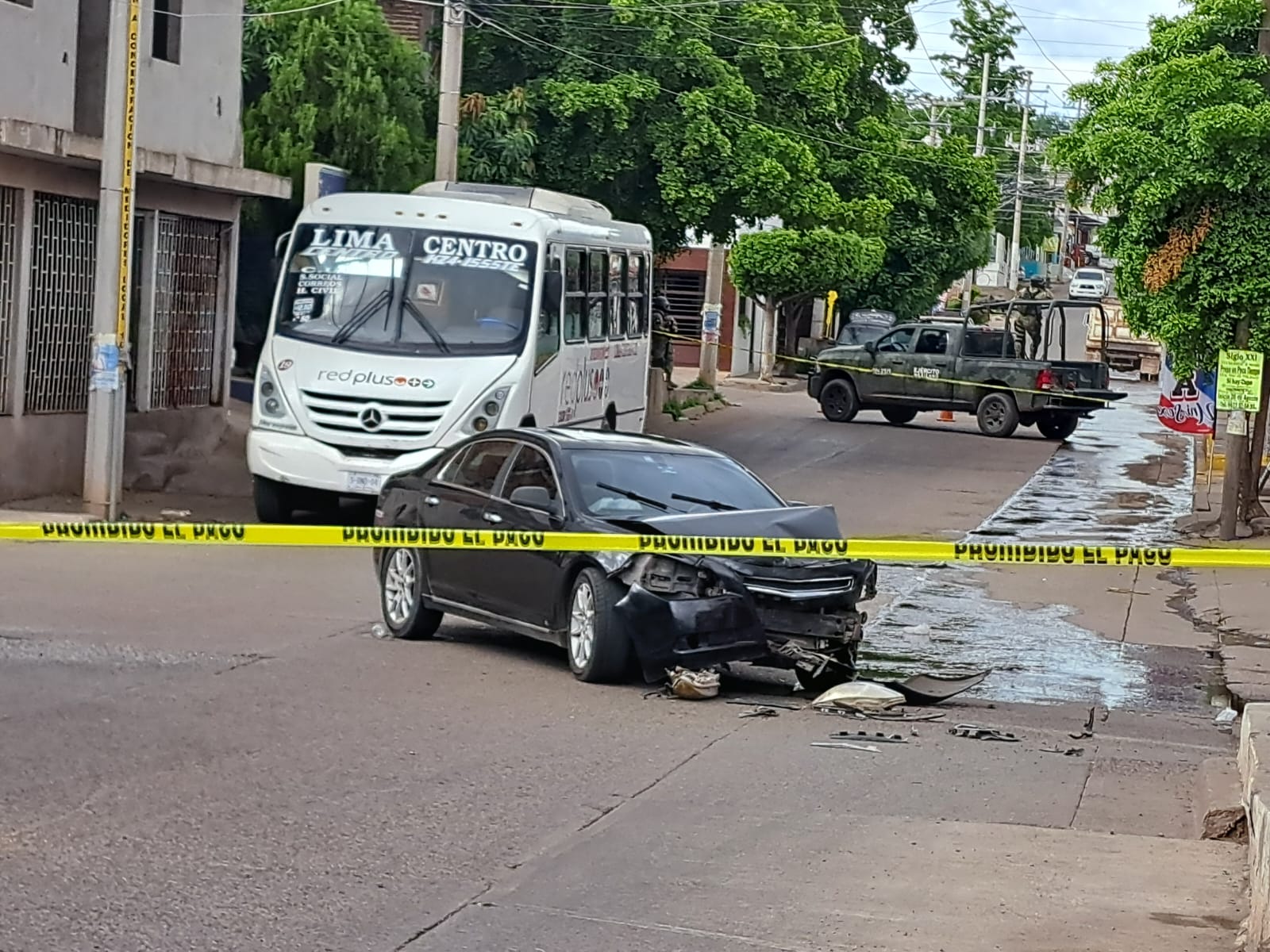 Hombre choca contra los ocupantes de una Land Rover donde viajaban hombres armados, en Culiacán
