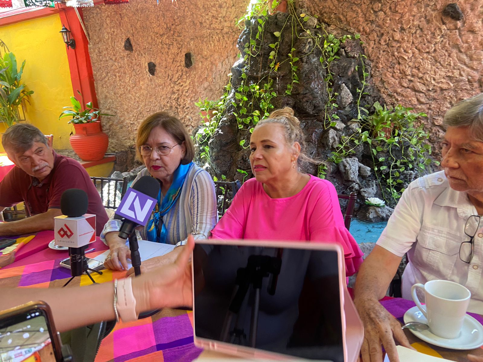 “Estas manifestaciones que hacen, yo les aseguro que son con gente acarreada”: Jubilados de la UAS