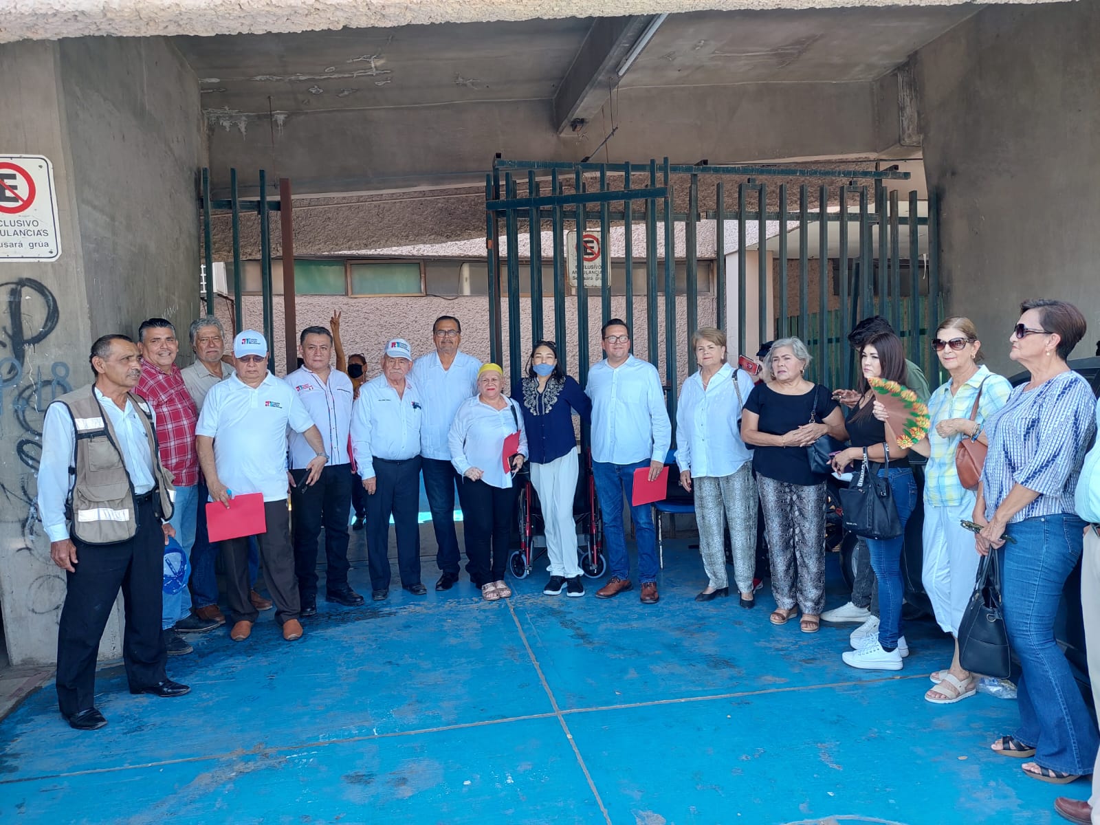 Frente Cívico Nacional protesta en área de hemodiálisis de IMSS Los Mochis, se suman a denuncia de pacientes