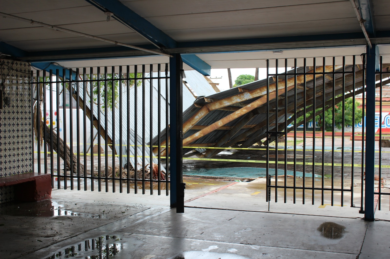Fueron dos las escuelas con daños en Mazatlán, también en la Morelos del Centro colapsó una techumbre