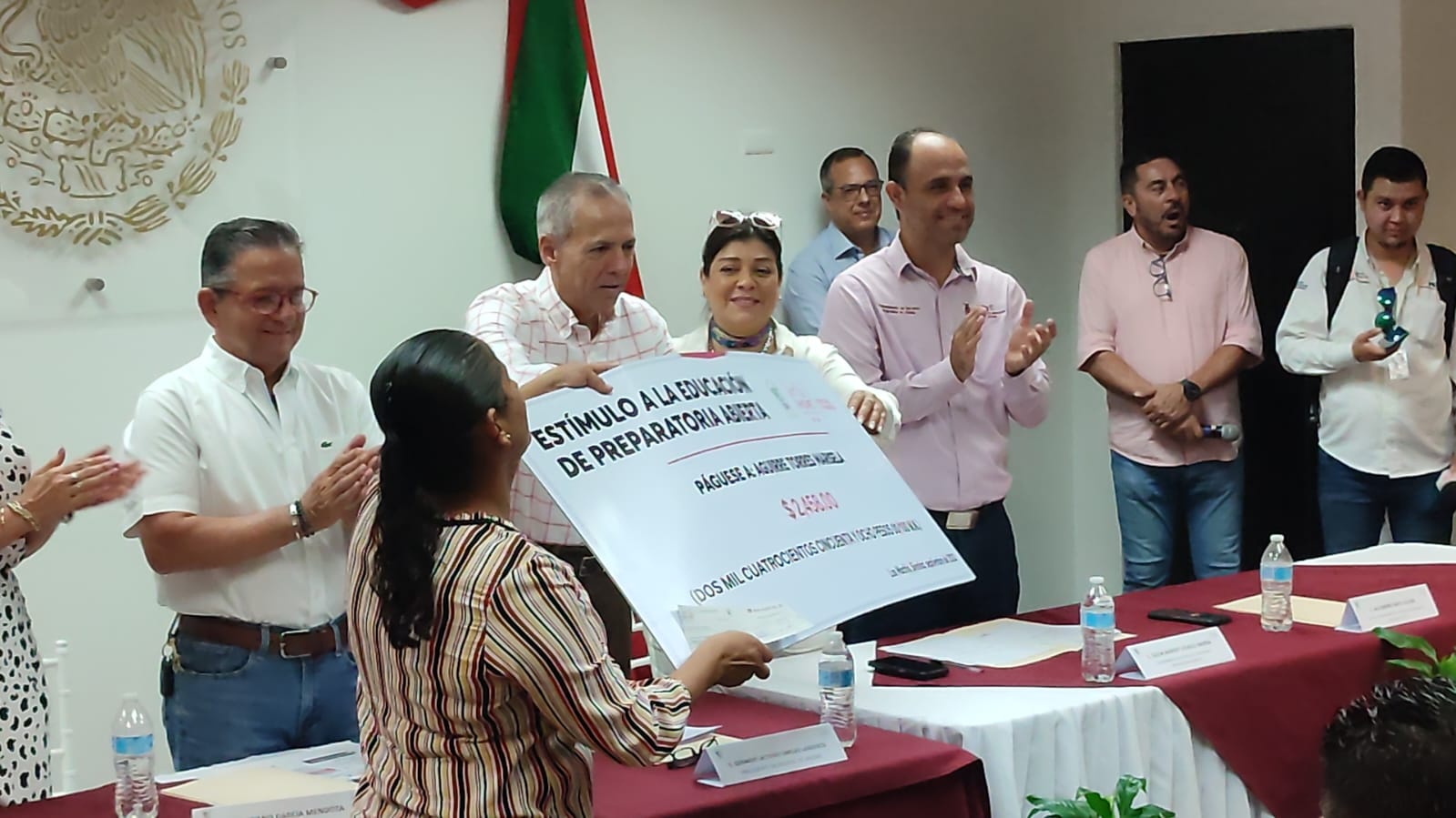 Reciben estímulo económico 80 personas que culminaron preparatoria abierta en Ahome, los reconoce el municipio
