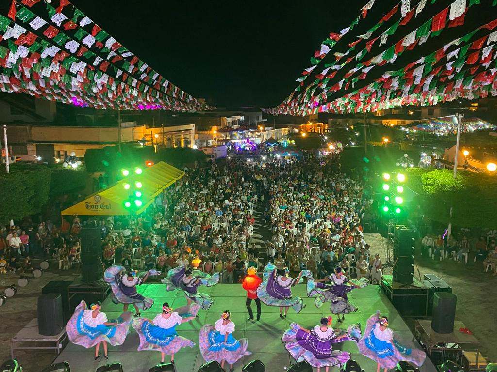 Resuena el ¡Viva México! en El Rosario; Claudia Valdez celebra el Grito de Independencia