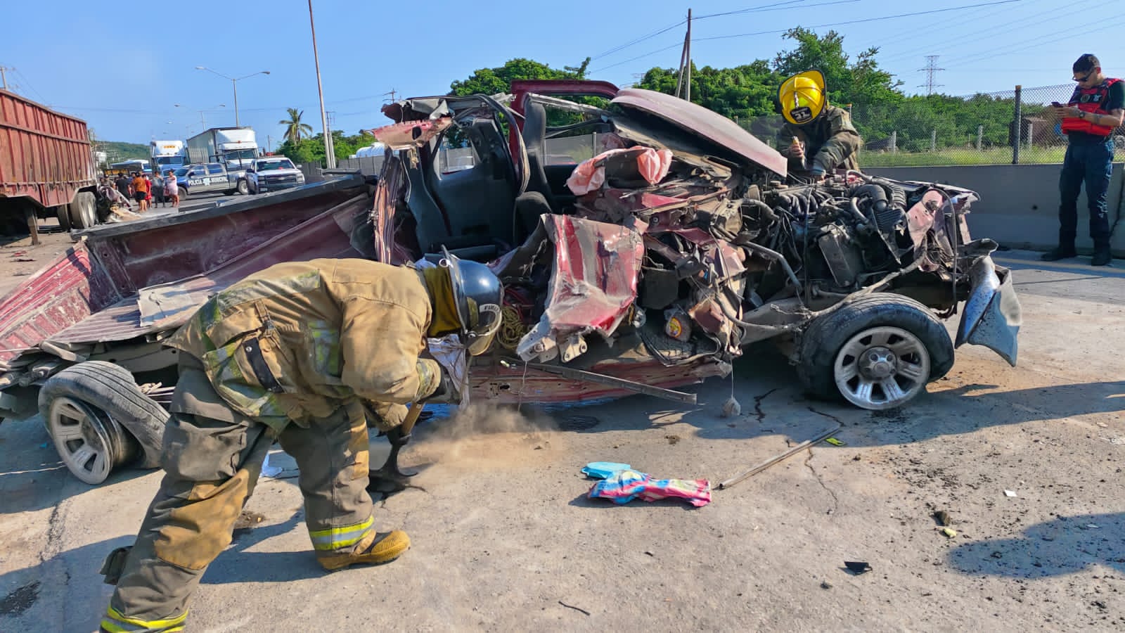 Hombre vive de milagro tras impactarse contra caja de tráiler y volcarse al sur de Mazatlán