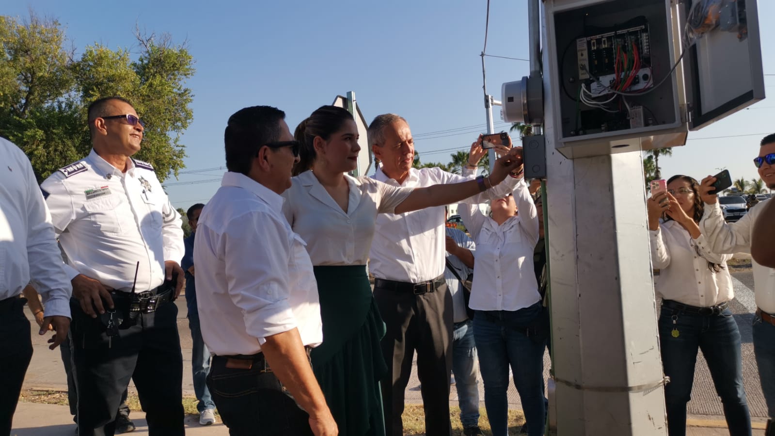 Inaugura alcalde de Ahome semáforos en 5 cruceros de la ciudad de Los Mochis