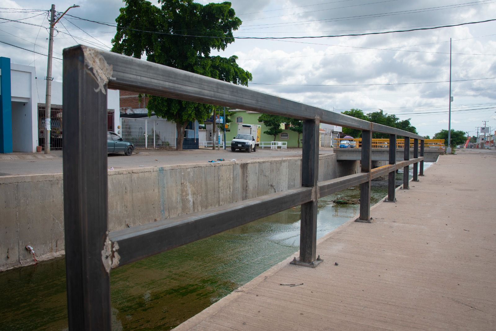 Inicia Ayuntamiento con la colocación de barandales peatonales en el canal del fraccionamiento Chulavista