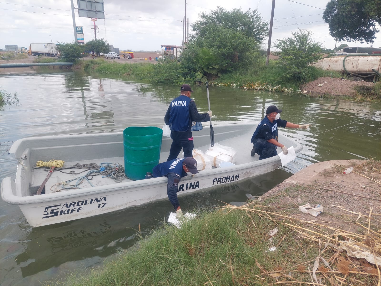 Marina inicia limpieza del canal contaminado con fertilizante en Los Mochis; tardará en regresar el agua: Japama