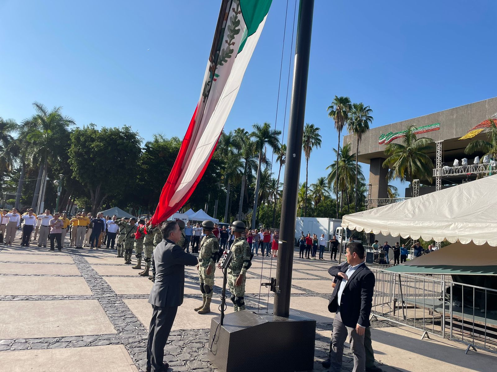 Izan bandera por el 213 aniversario de la Independencia de México
