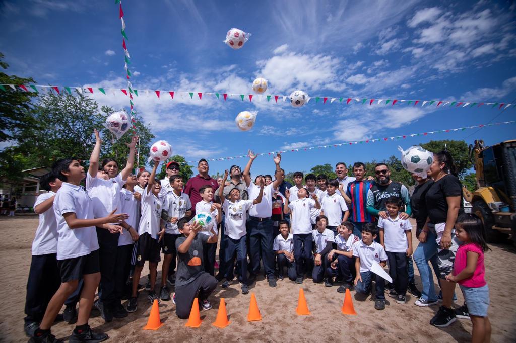 Alcalde de Culiacán da banderazo a construcción de campo de futbol; entrega dos canchas de basquetbol