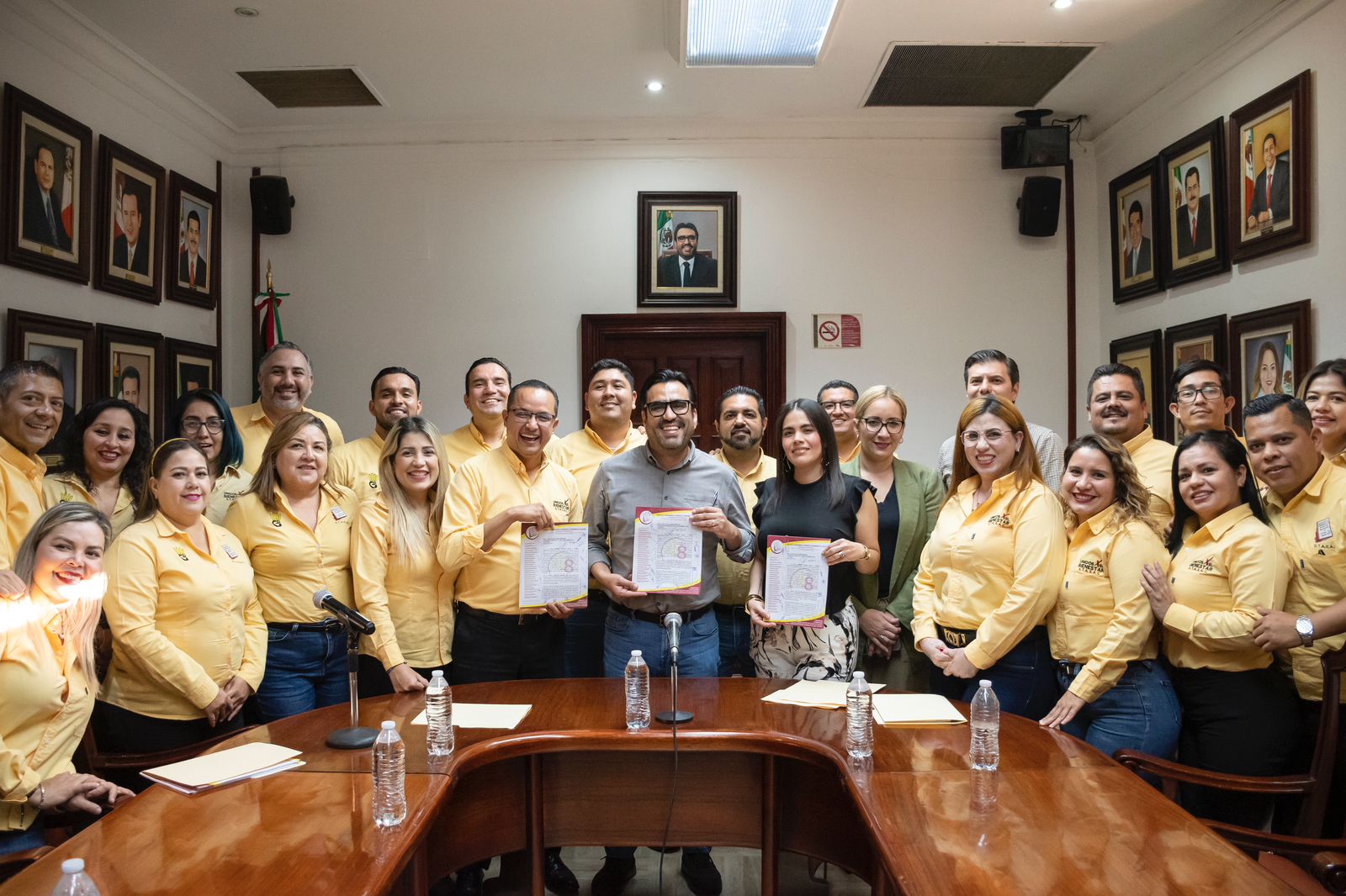 Juan de Dios Gámez recibe pliego petitorio del STASAC