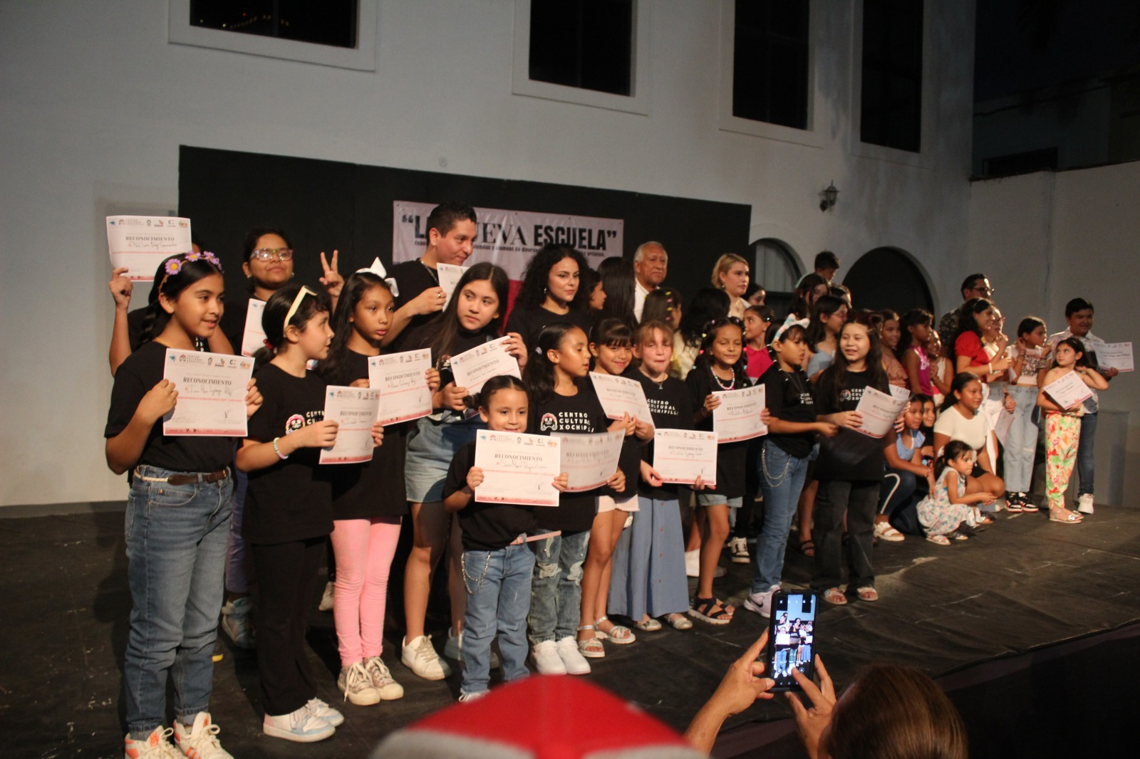 ‘La Nueva Escuela’ exhibe el talento de niños en las artes visuales, en Mazatlán